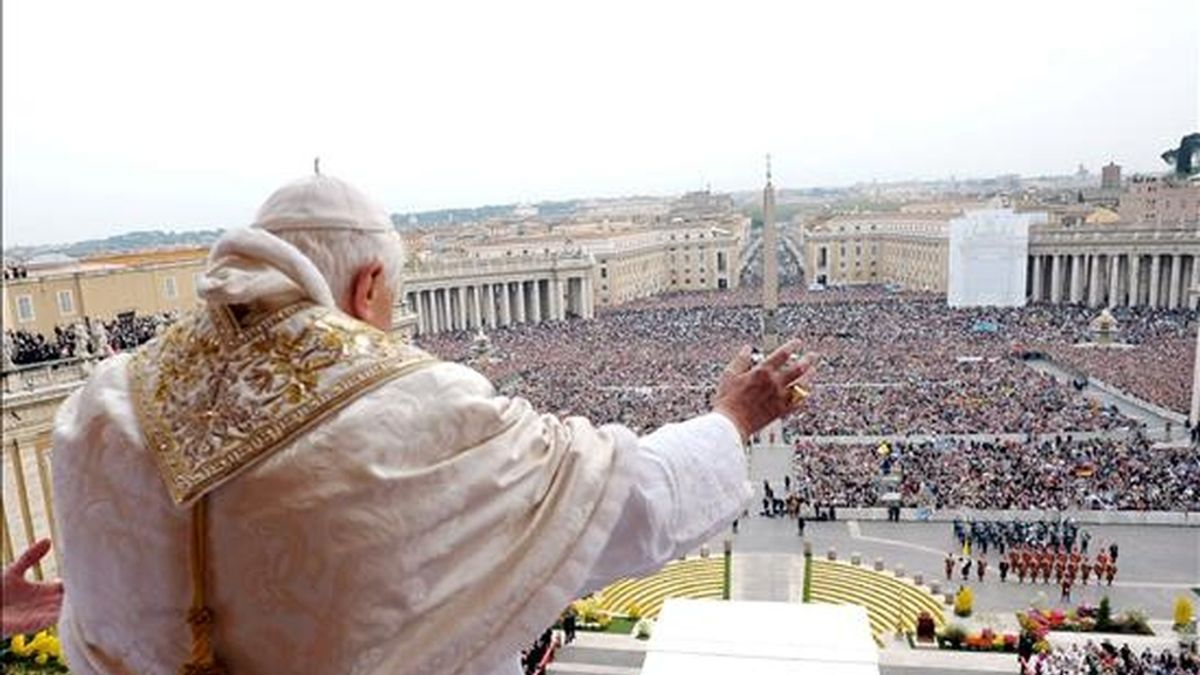 El papa Benedicto XVI imparte la bendición Urbi et Orbi a la ciudad de Roma y a todo el mundo desde la plaza de San Pedro del Vaticano este Domingo de Resurrección. EFE/Osservatore Romano