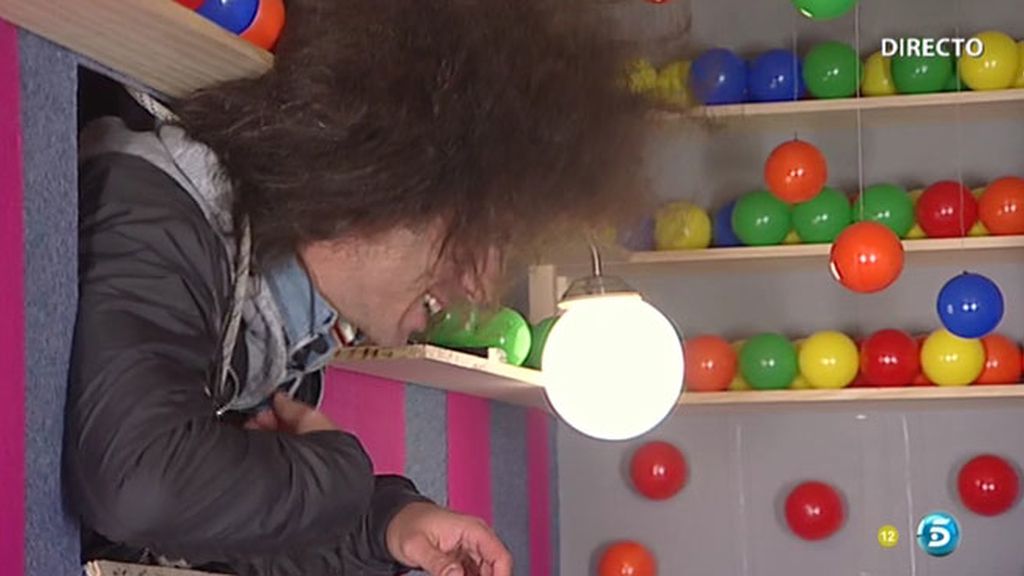 Kristian entra por cada rincón de la casa