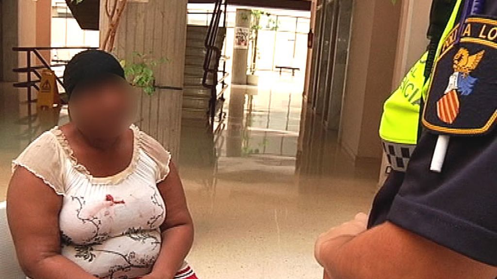 Una mujer junto a un policía