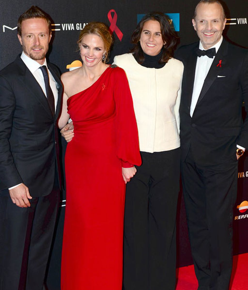 Los anfitriones de la gala junto a Sete Gibernau
