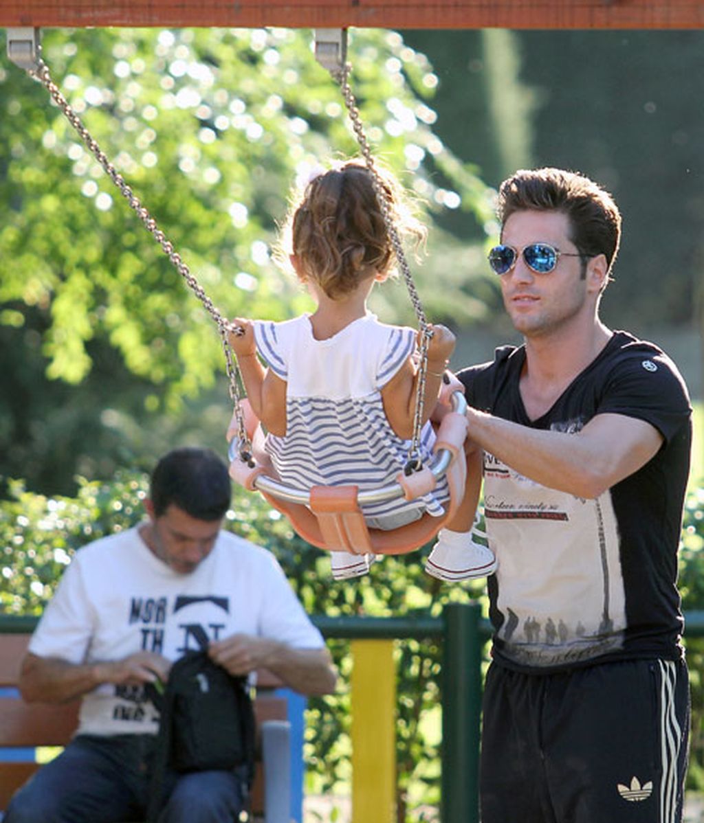 Papá Bustamante se divierte con su hija Daniella en los columpios