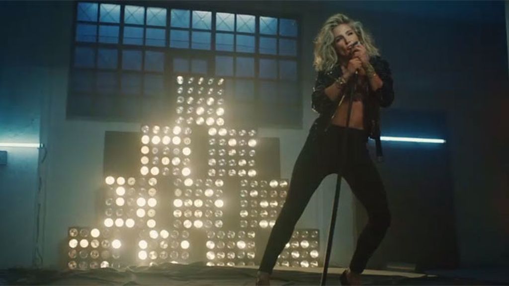 No es cantante ni quiere serlo, pero hacer de rock star le sienta de lujo