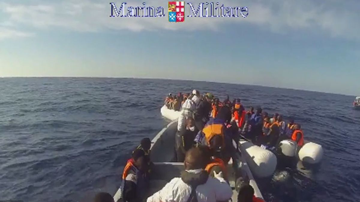 Unos 30 inmigrantes muertos y cientos de rescatados en aguas del Mediterráneo