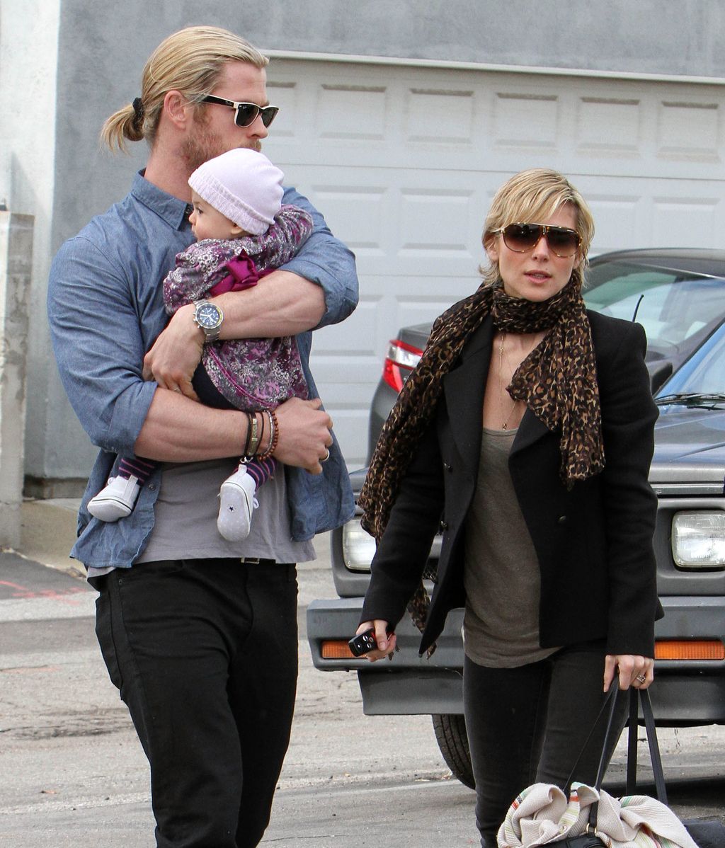 Elsa Pataky pasea con su marido, Chris Hemsworth, y su hija