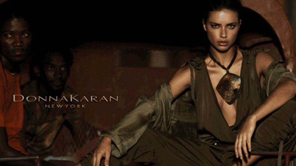 La foto de la polémica en la que aparece la modelo Adriana Lima con un vestido de 1.500 euros en un primer plano, junto a ella, menos iluminados dos jóvenes haitianos.