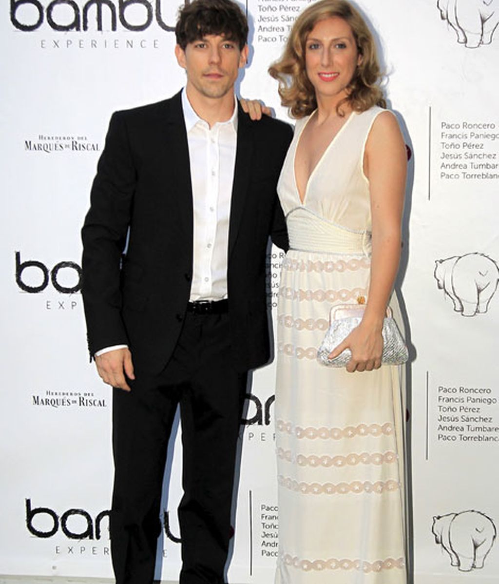 Cecilia Freire, con un vestido beige y acompañada por Adrián Lastra