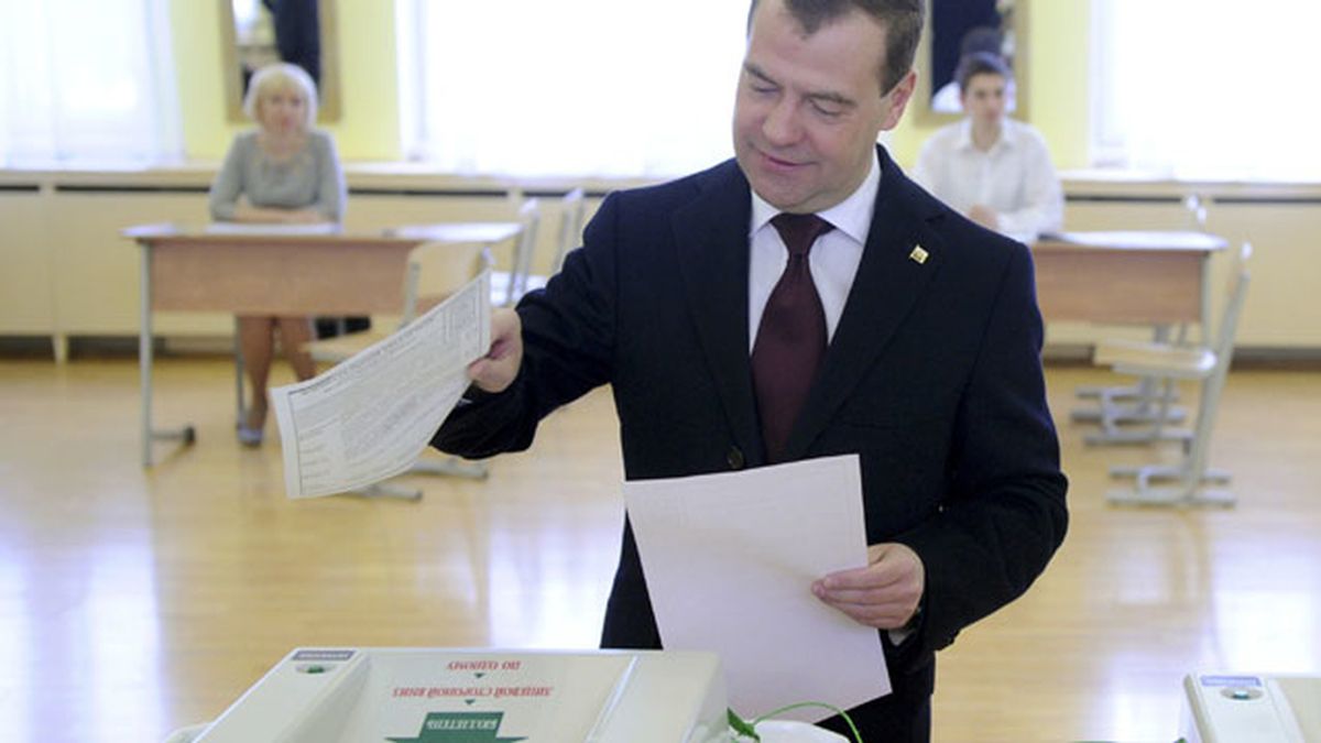 El presidente de Rusia, Dimitri Medvedev, vota en las elecciones presidenciales