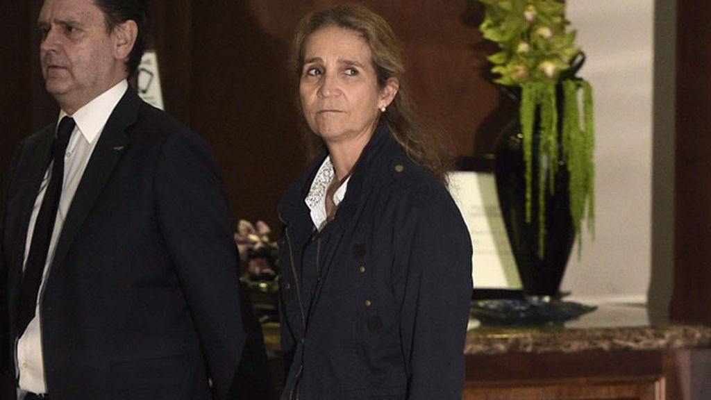 La infanta Elena también quiso acercarse a la capilla ardiente