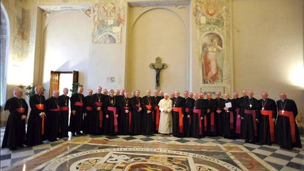 Fotografía cedida por la oficina de prensa del Vaticano que muestra al papa Benedicto XVI (c) durante su reunión con obispos irlandeses en el Vaticano este martes . EFE