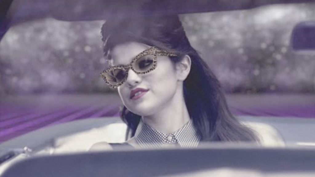 Selena Gomez, del pasado al futuro, en su último videoclip