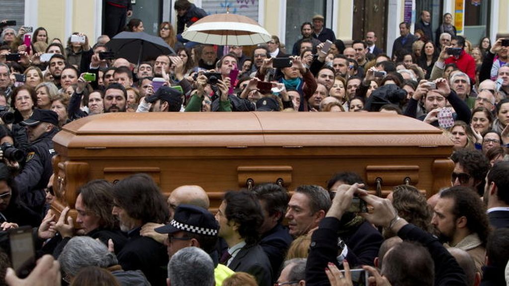 El cortejo fúnebre camino del cementerio antiguo