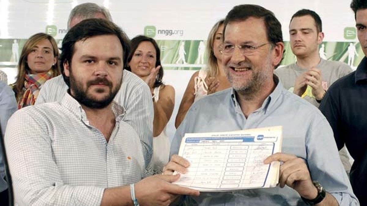 El presidente de Nuevas Generaciones del Partido, Ignacio Uriarte, entrega 114 avales a Mariano Rajoy. Foto: EFE