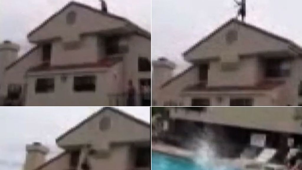 Choca contra el borde de la piscina al lanzarse desde el techo de una casa Choca contra el borde de la piscina al lanzarse desde el techo de una casa