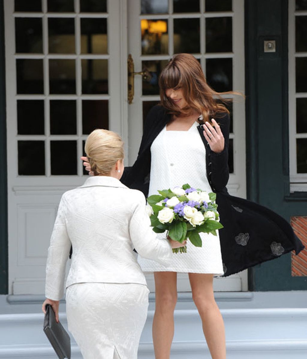 Primer look premamá de Carla Bruni