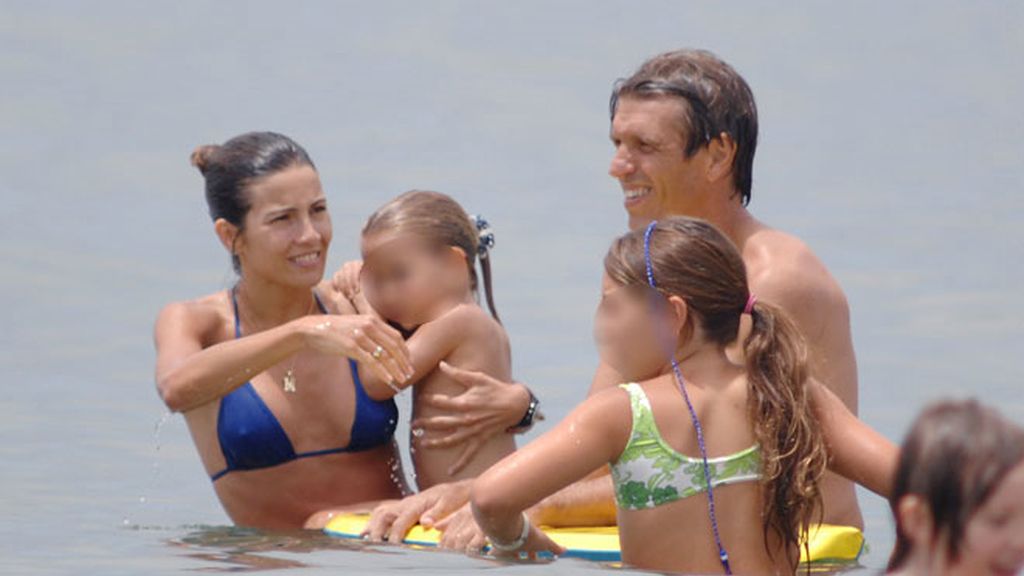La familia de 'El Cordobés' disfruta de un día de playa en Marbella