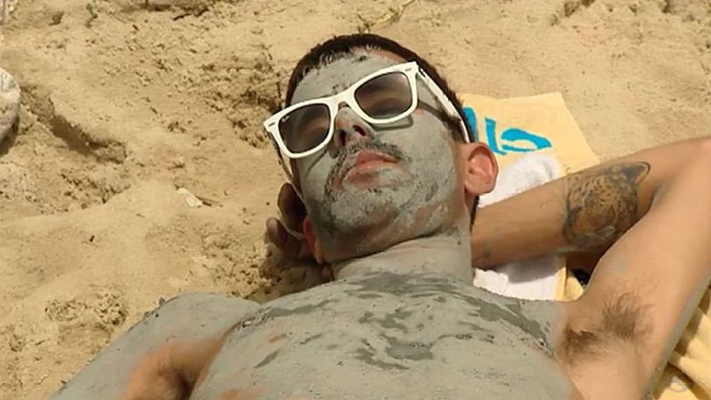 Manu aprovecha el barro para acercarse al soltero