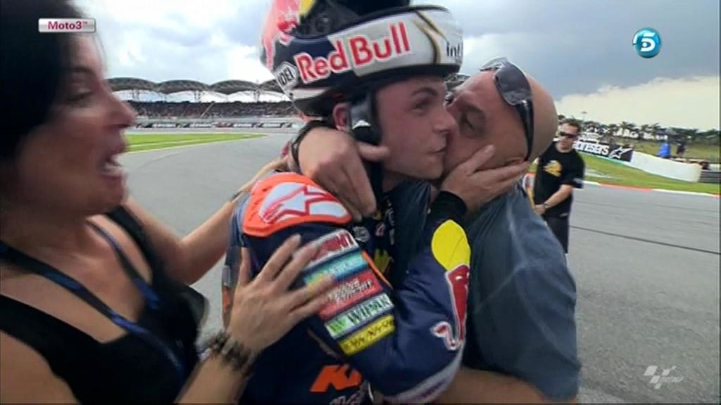 Sandro Cortese celebra con sus padres el Campeonato del Mundo de Moto3
