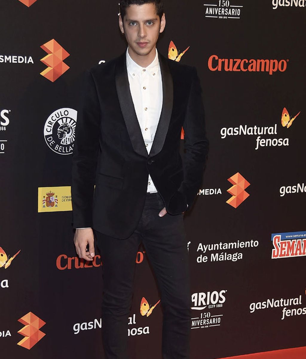 Eduardo Casanova, traje negro con calcetines blancos