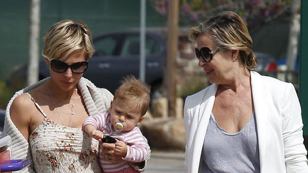 Abuela, madre e hija, juntas