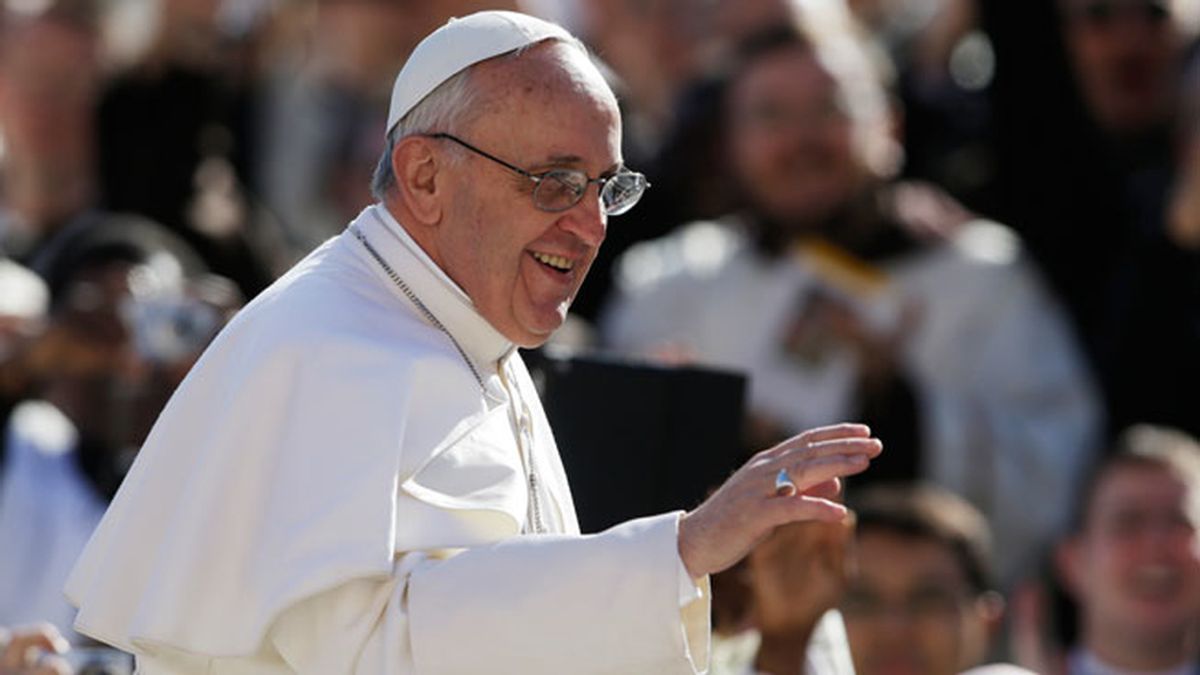 El Papa saluda a los miles de fieles congregados en el Vaticano