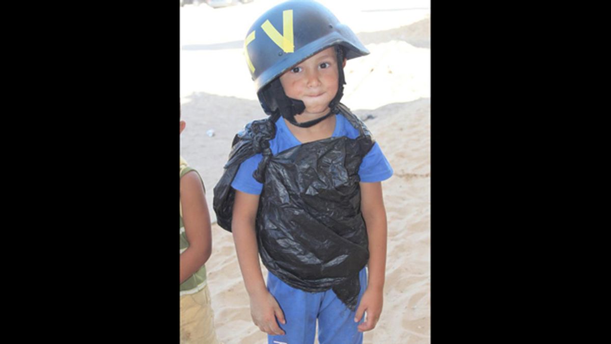 La inocencia de un niño de Gaza disfrazado de corresponsal de guerra sobrecoge a la Red