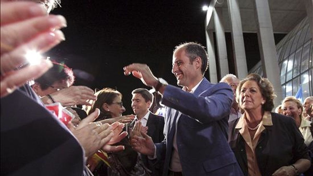 El Presidente de la Generalitat valenciana, Francisco Camps (2d), y la alcaldesa de Valencia, Rita Barberá (d), a su llegada al mitin de cierre de campaña que los populares valencianos han celebrado esta noche en la capital del Turia. EFE