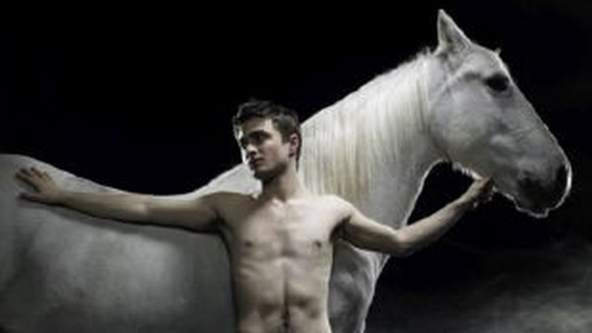 El  actor Daniel Radcliffe en la obra de teatro Equus, en la que tuvo que aparecer desnudo durante gran parte de la pieza. Foto de archivo