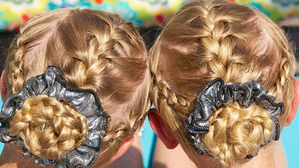 La madre de las pequeñas, Jill Hehat, se encarga de peinarlas