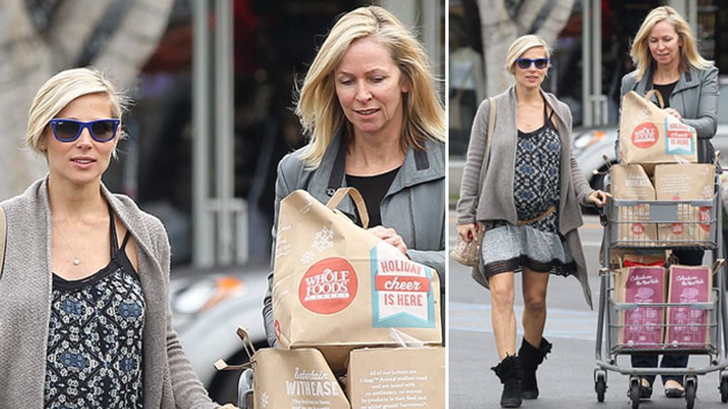 Sexy y vaporosa: Elsa Pataky, embarazada de mellizos, de compras en el supermercado