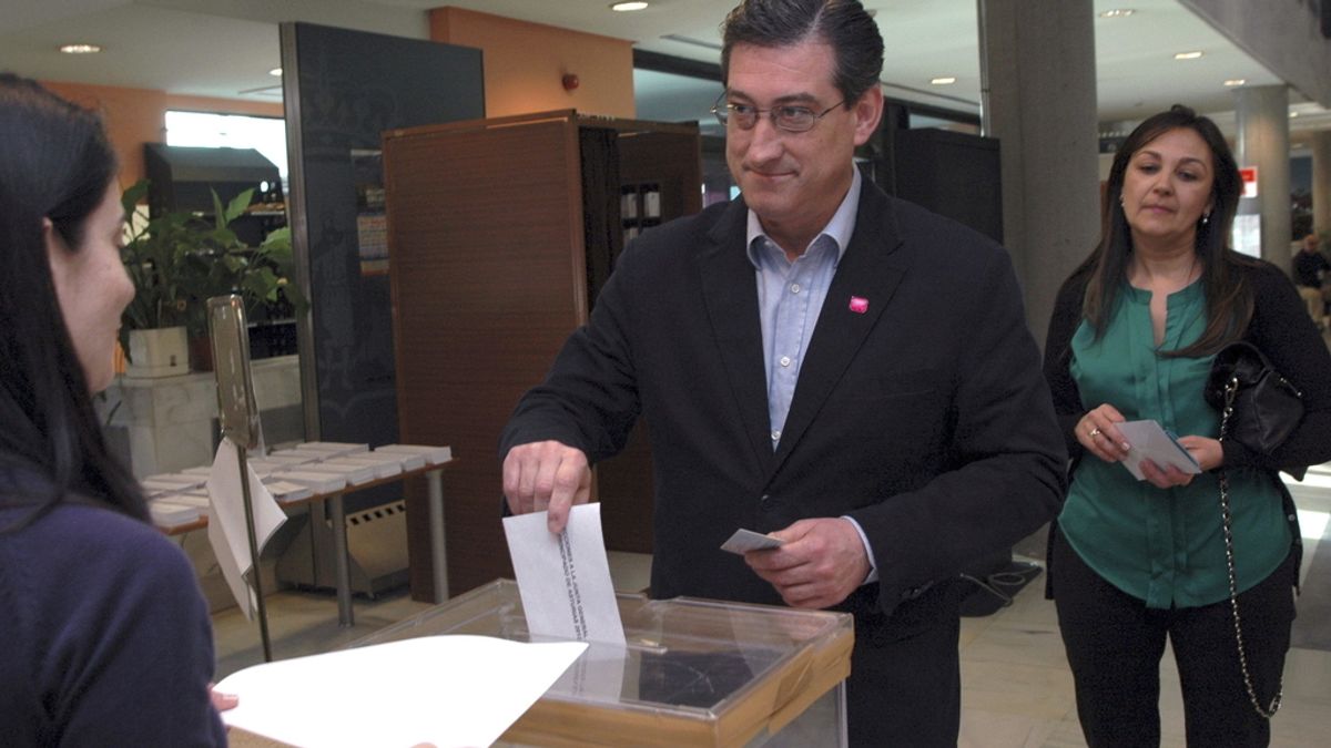Ignacio Prendes vota en Gijón
