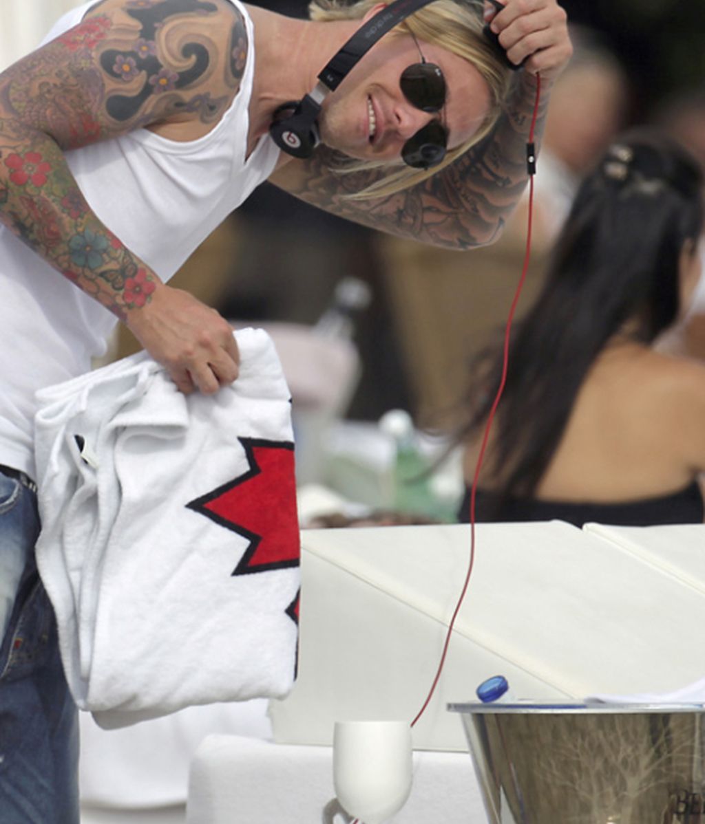 Guti, en Ibiza sin Romina, se vuelca en un peludo amigo