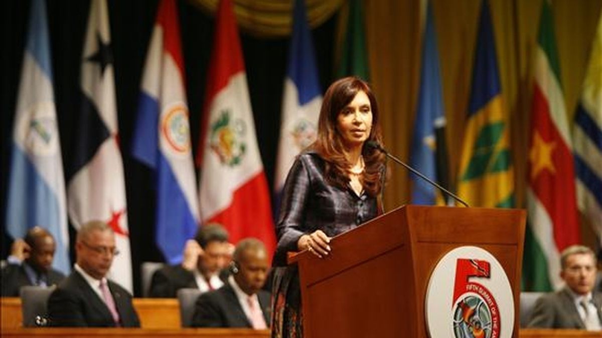 Cristina Fernández, presidenta de Argentina, durante su intervención en la apertura de la V Cumbre de las Américas en la ciudad de Puerto España, Trinidad y Tobago. EFE