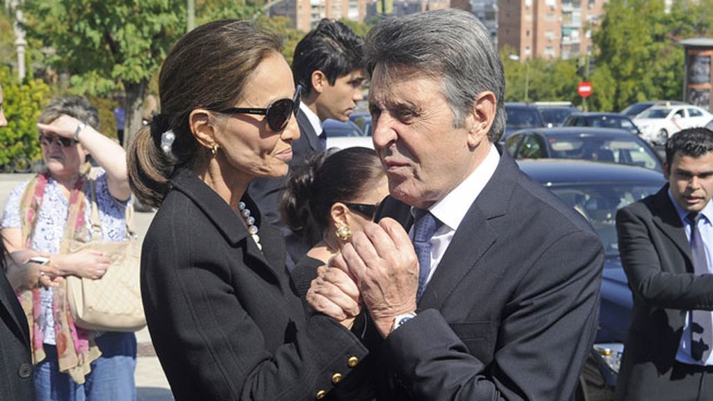 Los amigos apoyan a Preysler, esposa de Boyer durante 26 años