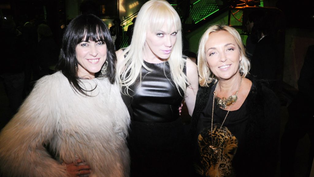 Clara Fernández de Loaysa, Topacio Fresh y una amiga disfrutando de la fiesta en la Plaza de las Letras