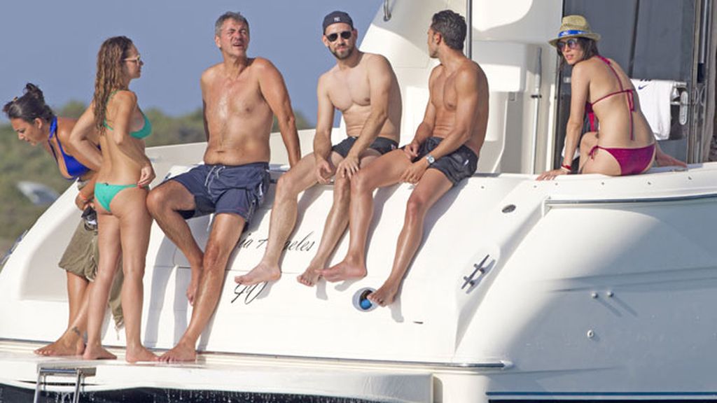 Gonzalo Miró y su chica, Ana Isabel Medinabeitia, de yate y playa en Formentera