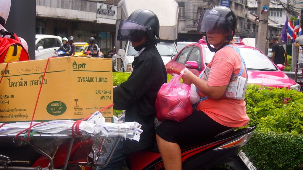 Las amas de casa se adaptan al tráfico en Bangkok