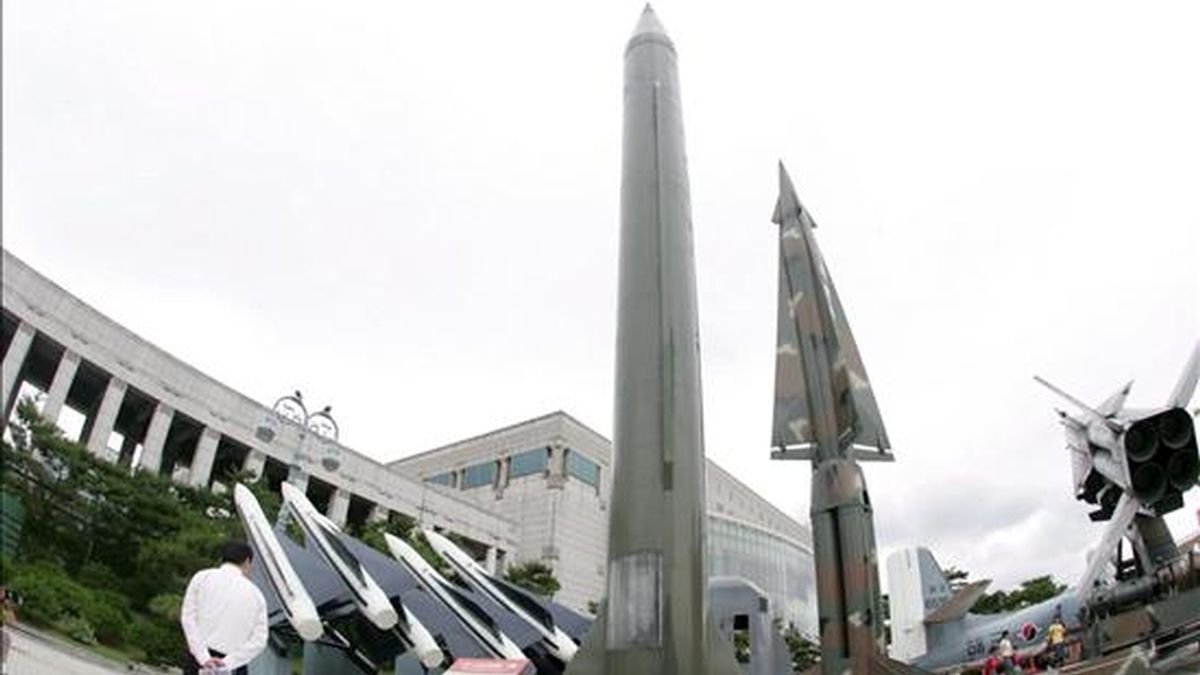 Un turista observa un modelo de un misíl Scud-B (c) de Corea del Norte y un misíl Hércules K-1 (c d) de Corea del Sur en el Museo de la Guerra de Corea en Seúl. Corea del Norte tiene equipos de vigilancia en torno al lugar desde donde tiene previsto lanzar un cohete de largo alcance, lo que podría producirse hoy mismo. EFE/Archivo