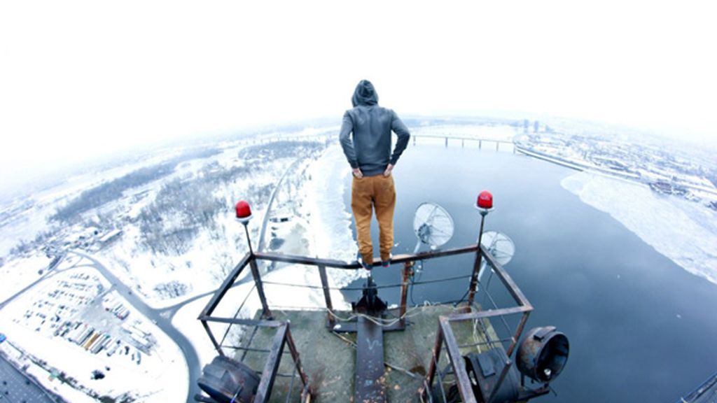 El Spiderman humano observa el mundo desde las alturas