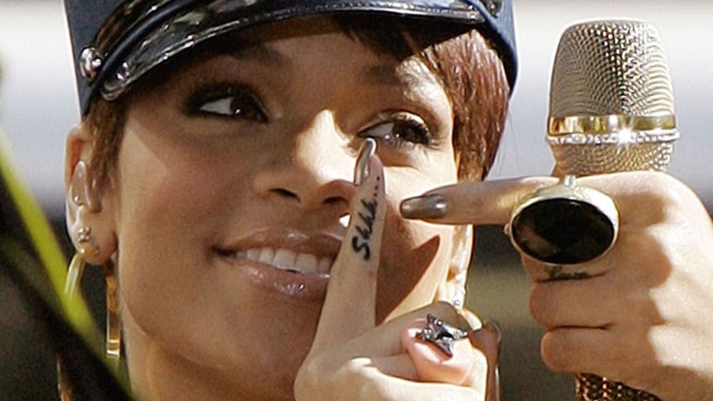 Rihanna manda callar con su tatuaje de 'Shhh...'