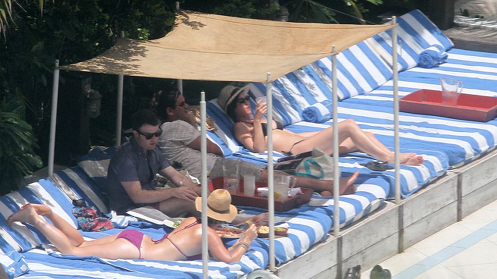 Katy Perry se distrae en la piscina con... Robert Pattison