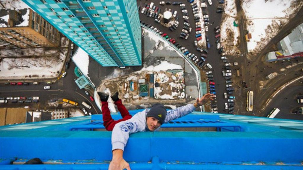 El Spiderman humano observa el mundo desde las alturas