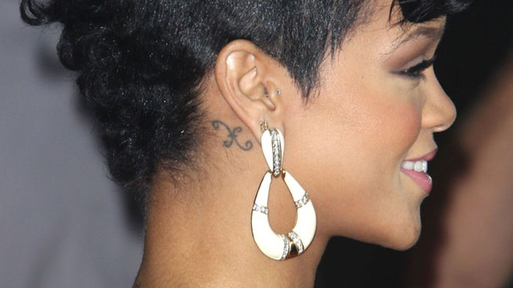 Su horóscopo, detrás de la oreja