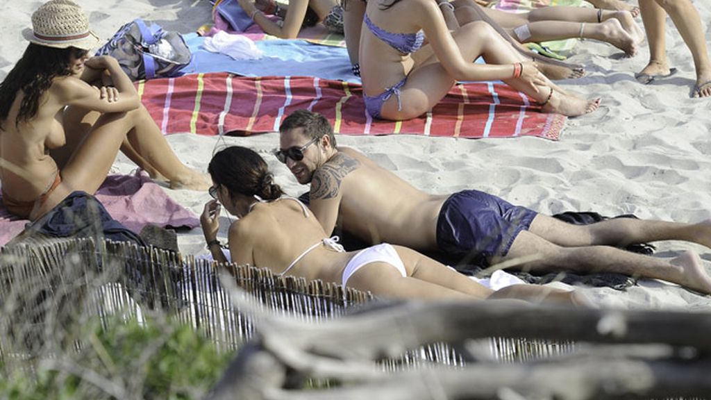 Olga Moreno y Antonio David, 'engafados' en la playa