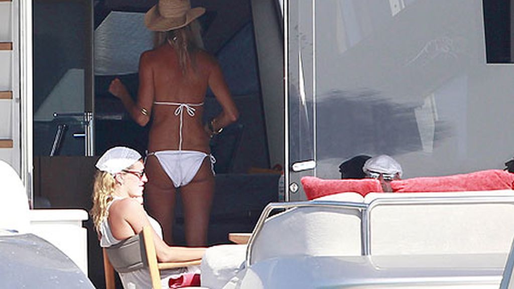 La modelo descansa en la isla de Ibiza