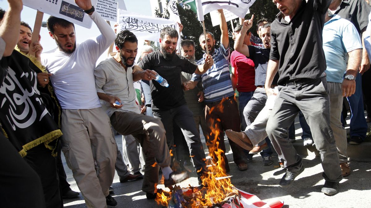 Islamistas turcos queman una bandera de EEUU