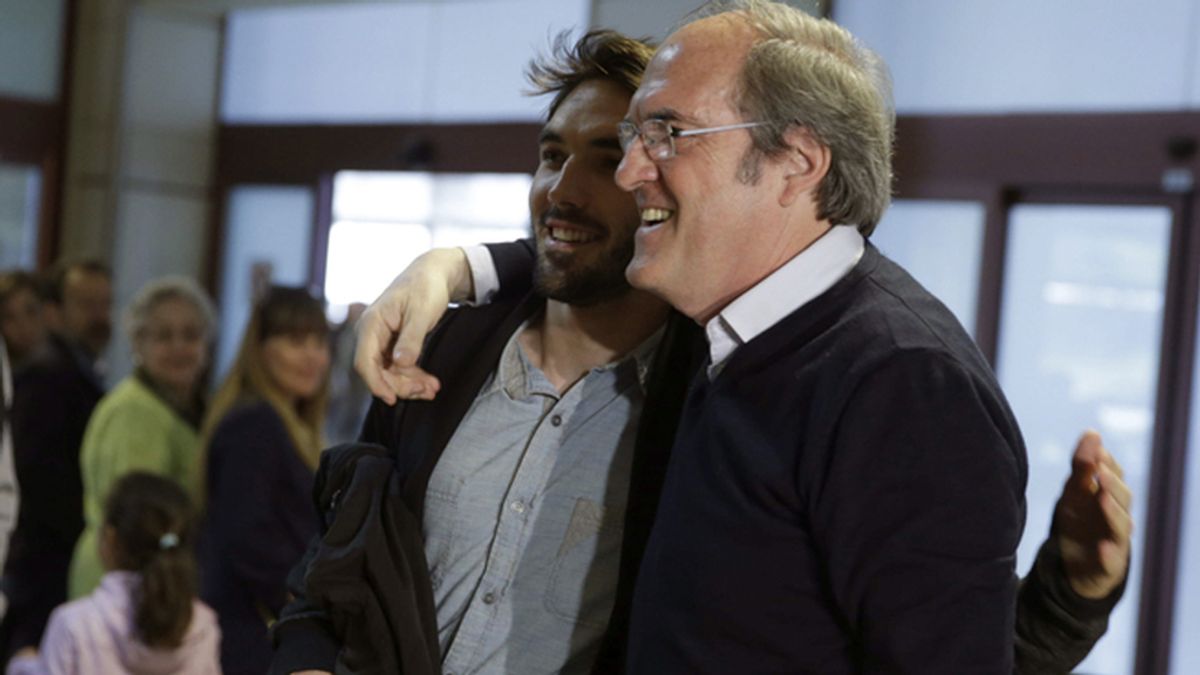 El candidato del PSOE a la CAM recoge a su hijo en el aeropuerto
