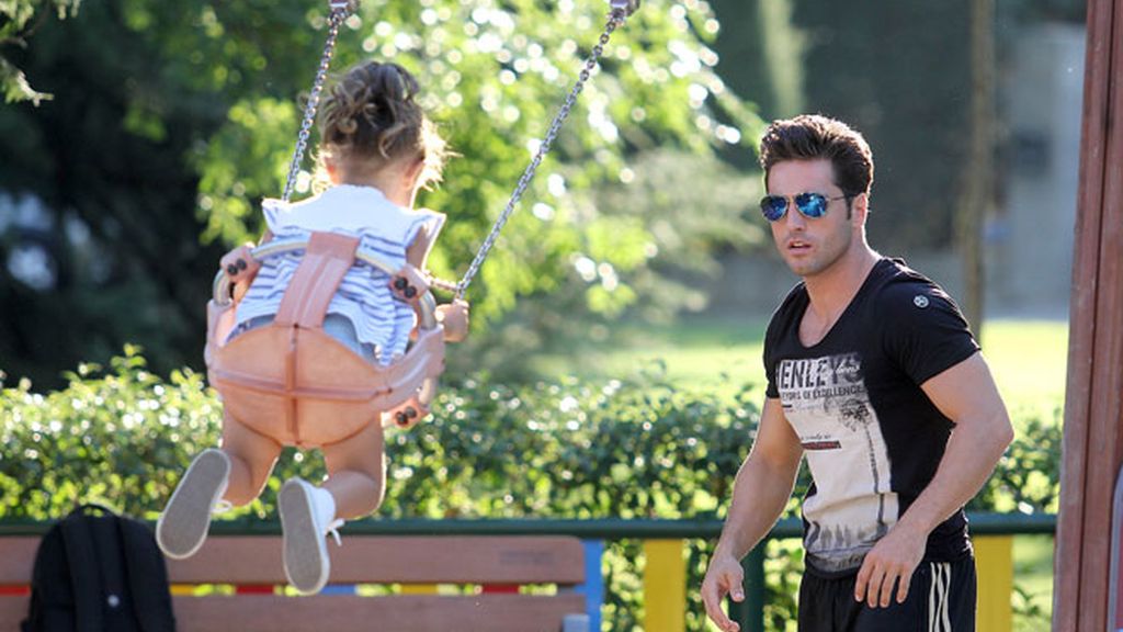 Papá Bustamante se divierte con su hija Daniella en los columpios