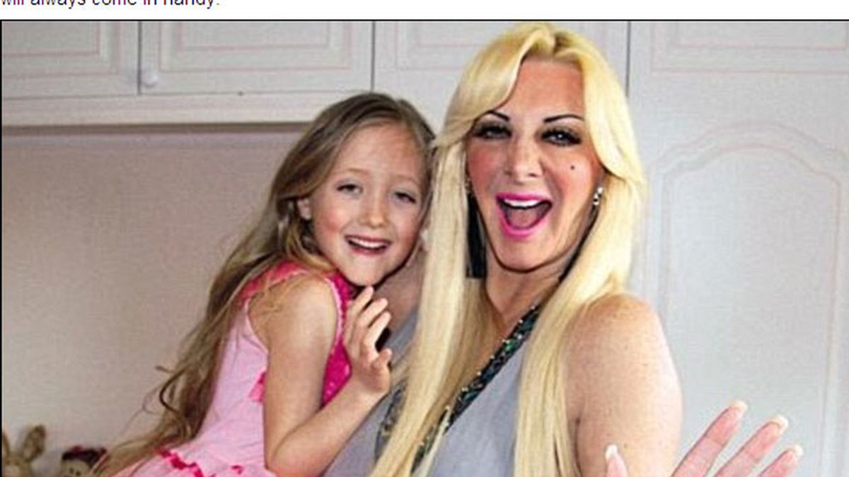 Sarah Burge, conocido como la Barbie humana, regala a su hija de siete años una liposucción por Navidad