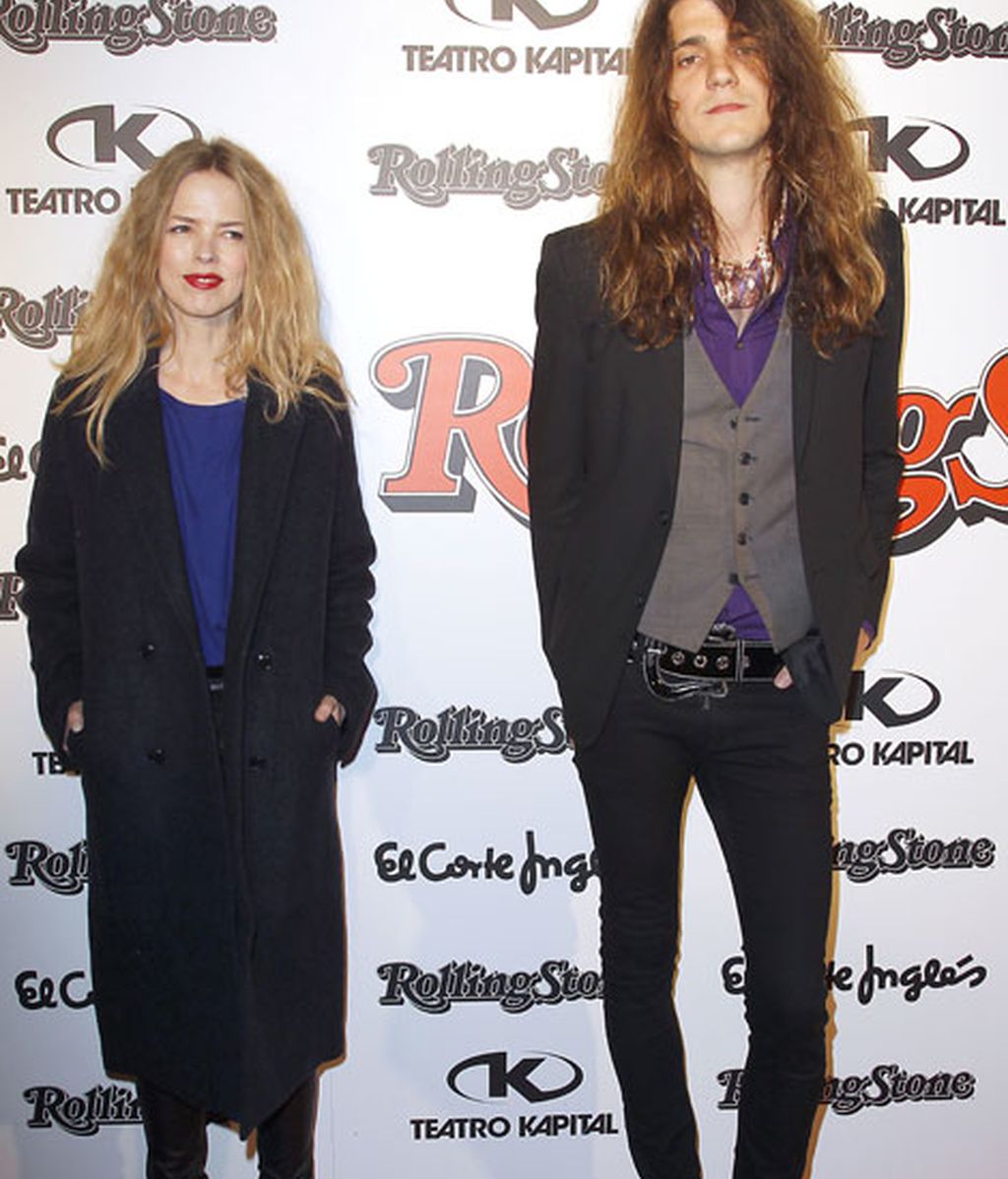 La cantante Cristina Rossenvigne eligió un abrigo 'oversize'