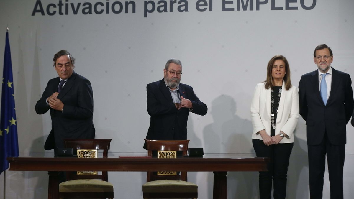 Mariano Rajoy firma con los agentes sociales el acuerdo de la nueva ayda a parados de larga duración